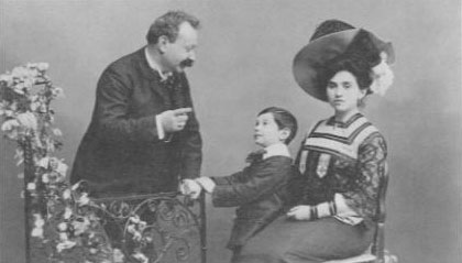 Photo of a very young Frederick Hollander and his parents