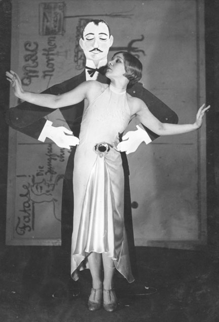 Photo of Hedi Schoop with puppet in the Tingel Tangel